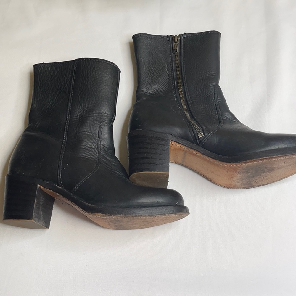 Frye (Sabrina) short boots in black leather 2 1/2 inch side zipper size 6.5 med
